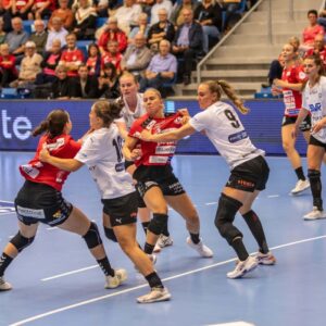 Michala Møller og Tabea Schmid i presspil. Arkivfoto: Johnny Tauman.