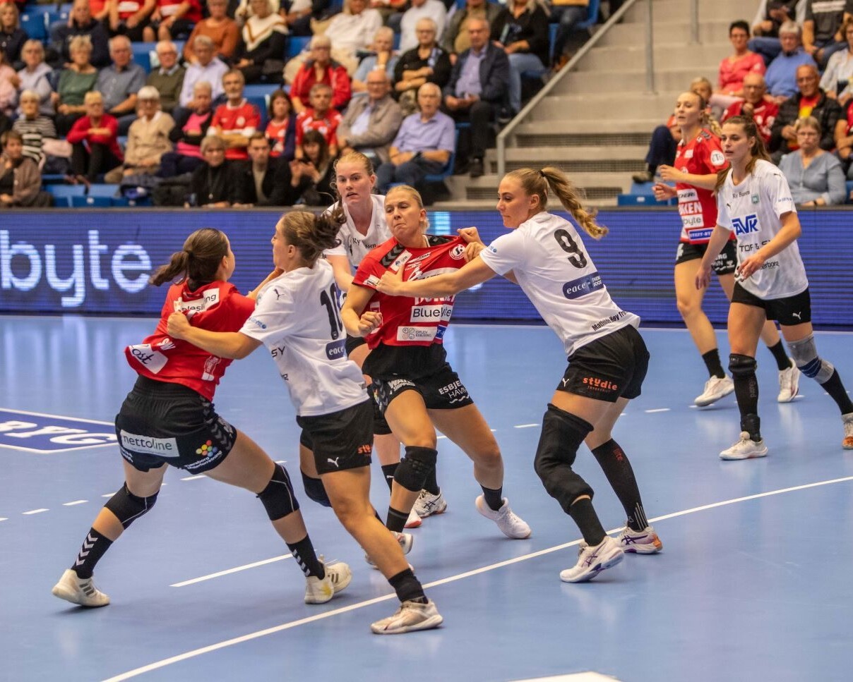 Michala Møller og Tabea Schmid i presspil. Arkivfoto: Johnny Tauman.