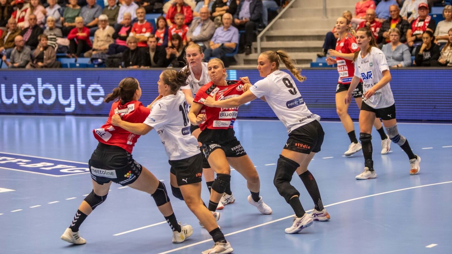 Michala Møller og Tabea Schmid i presspil. Arkivfoto: Johnny Tauman.