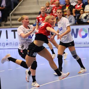 Michala springer direkte mellem to forsvarsspillere. Foto: Johnny Tauman.