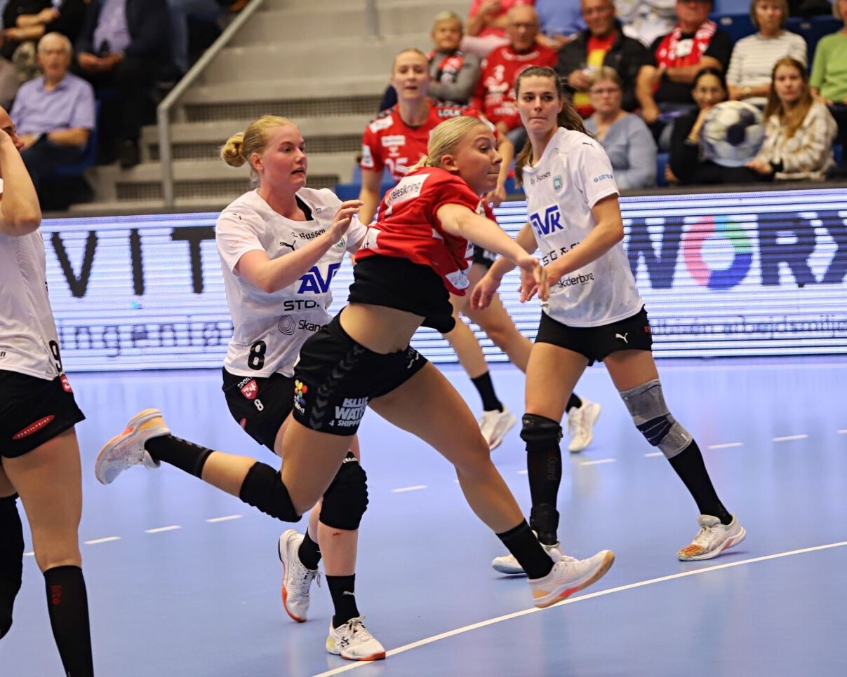 Michala springer direkte mellem to forsvarsspillere. Foto: Johnny Tauman.