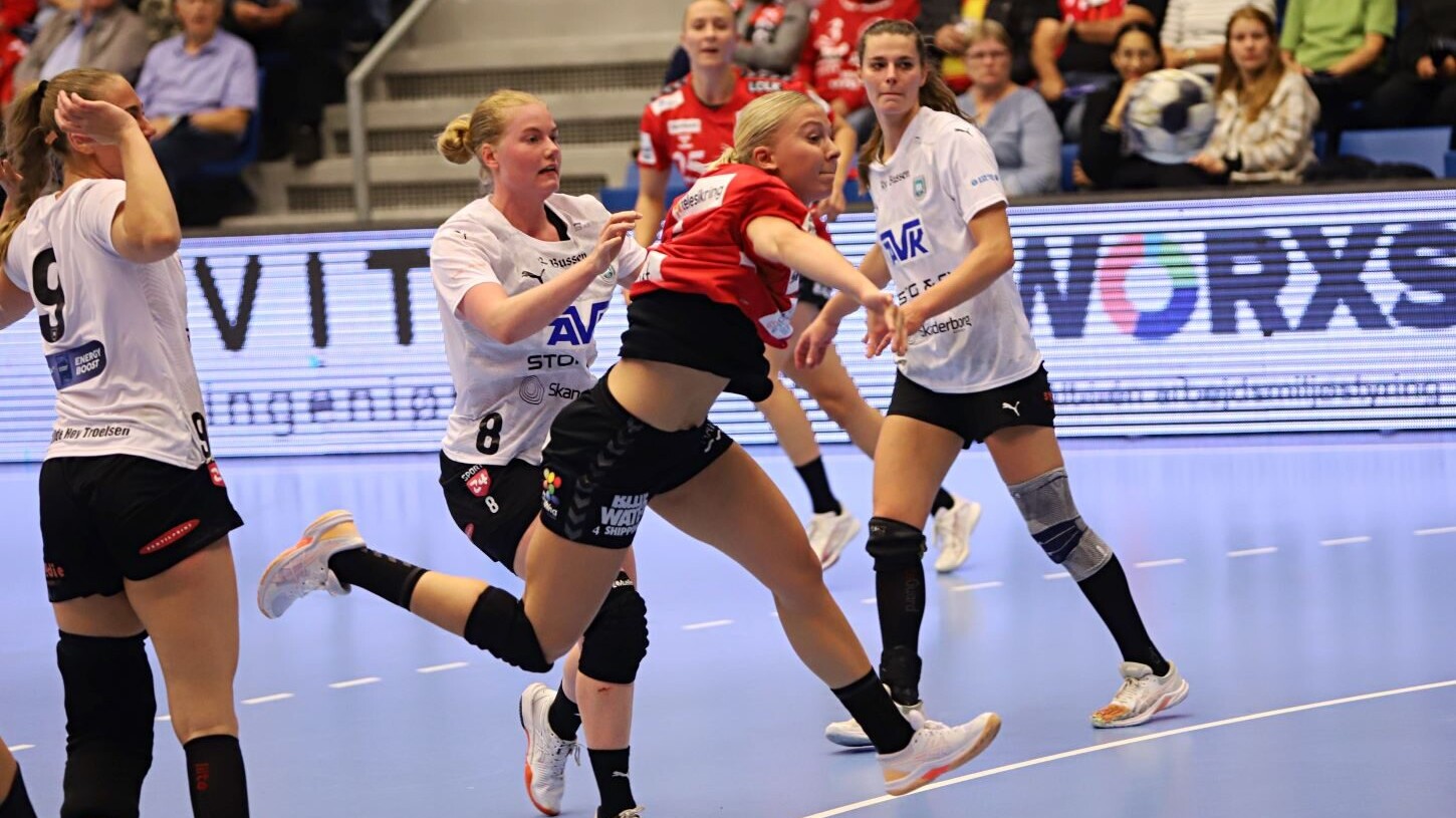 Michala springer direkte mellem to forsvarsspillere. Foto: Johnny Tauman.