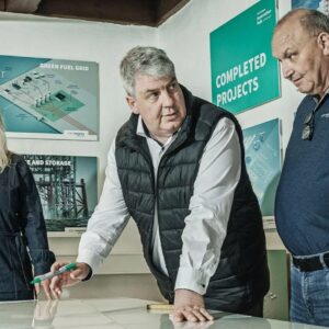 Esbjerg Havns havnedirektør, Dennis Jul Pedersen, sammen med flere kolleger i Fiskepakhuset, hvor de ser på et kort over havnens arealer. Foto: Esbjerg Havn.