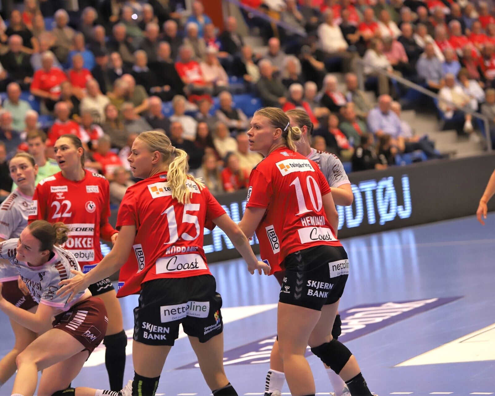 Team Esbjergs Nina Koppang og Kathrine Heindahl lader forsvar smutte igennem. Arkivfoto: Johnny Tauman.