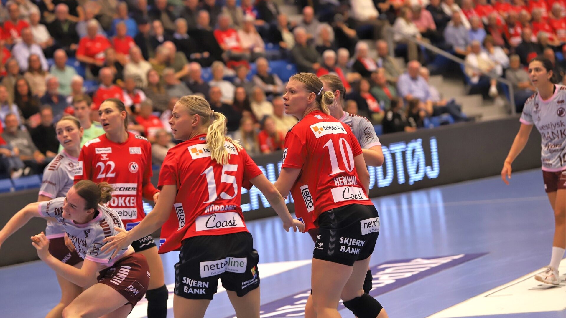 Team Esbjergs Nina Koppang og Kathrine Heindahl lader forsvar smutte igennem. Arkivfoto: Johnny Tauman.