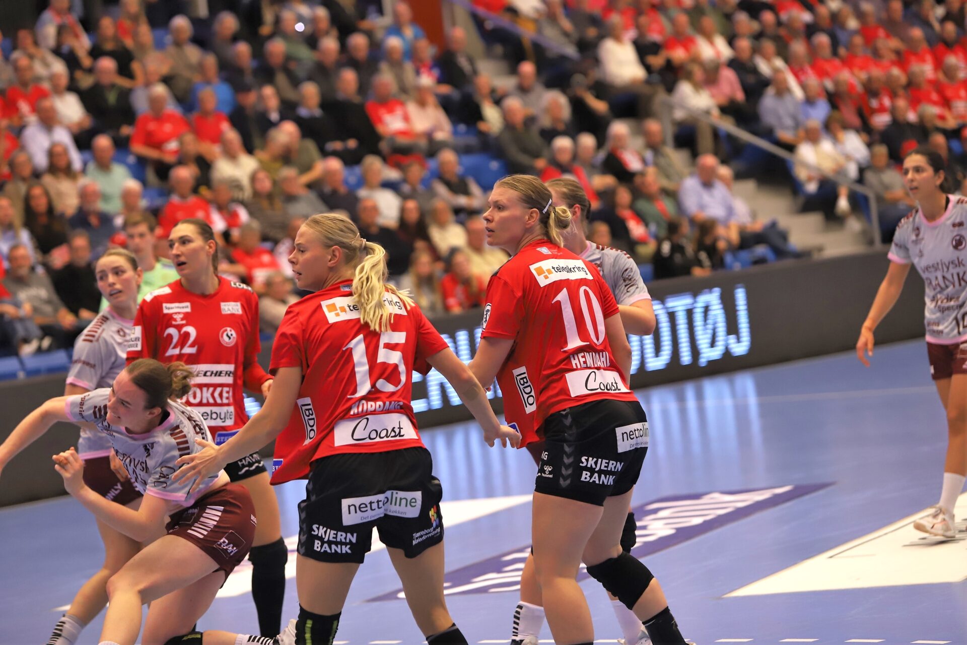 Team Esbjergs Nina Koppang og Kathrine Heindahl lader forsvar smutte igennem. Arkivfoto: Johnny Tauman.