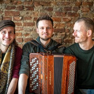 De tre musikere i Fjärin feat. Barslund bringer den nordiske spillemandstradition til live med dragende melodier og smittende sammenspil. Foto: Kristoffer Juel Poulsen.