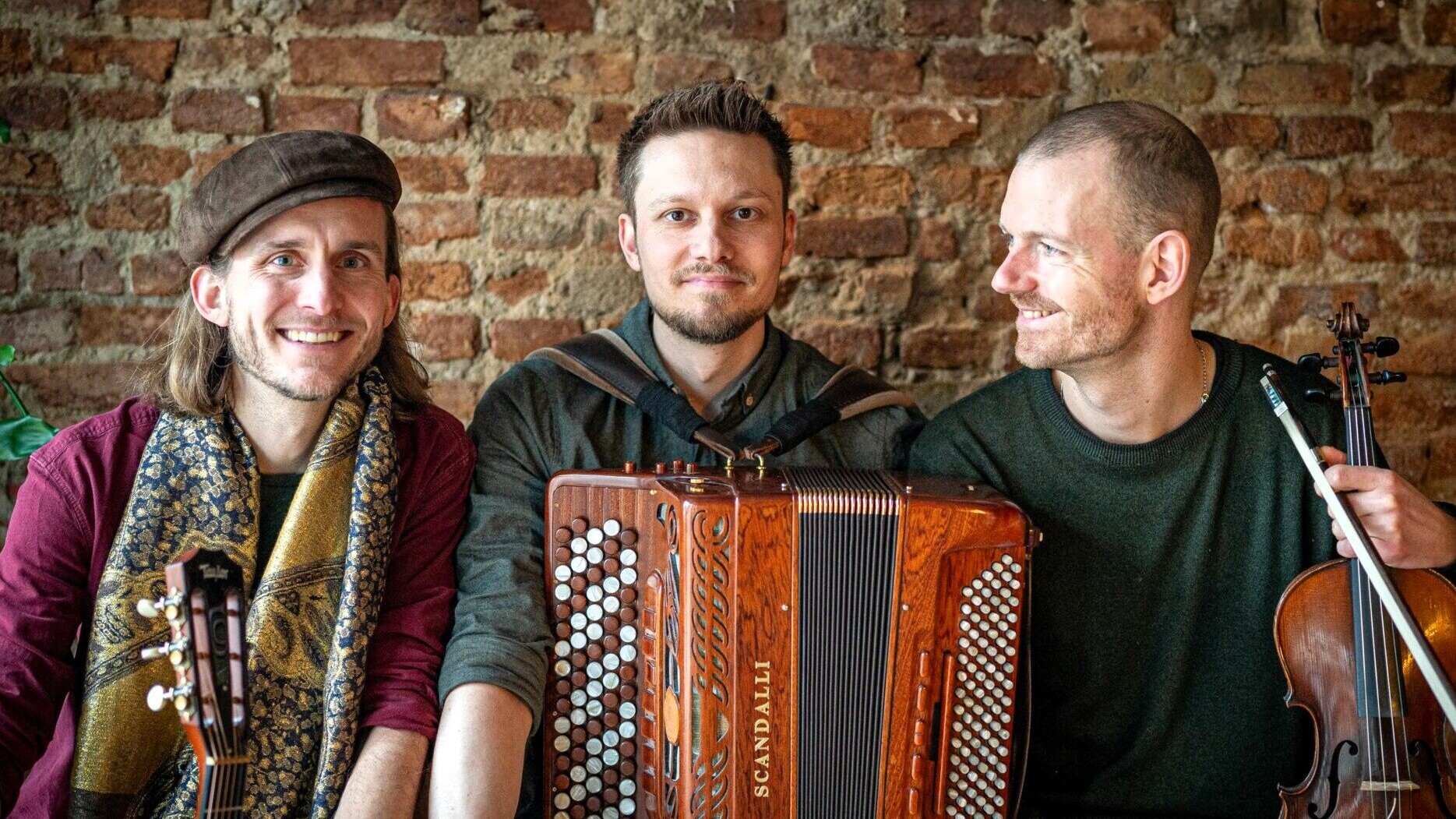 De tre musikere i Fjärin feat. Barslund bringer den nordiske spillemandstradition til live med dragende melodier og smittende sammenspil. Foto: Kristoffer Juel Poulsen.