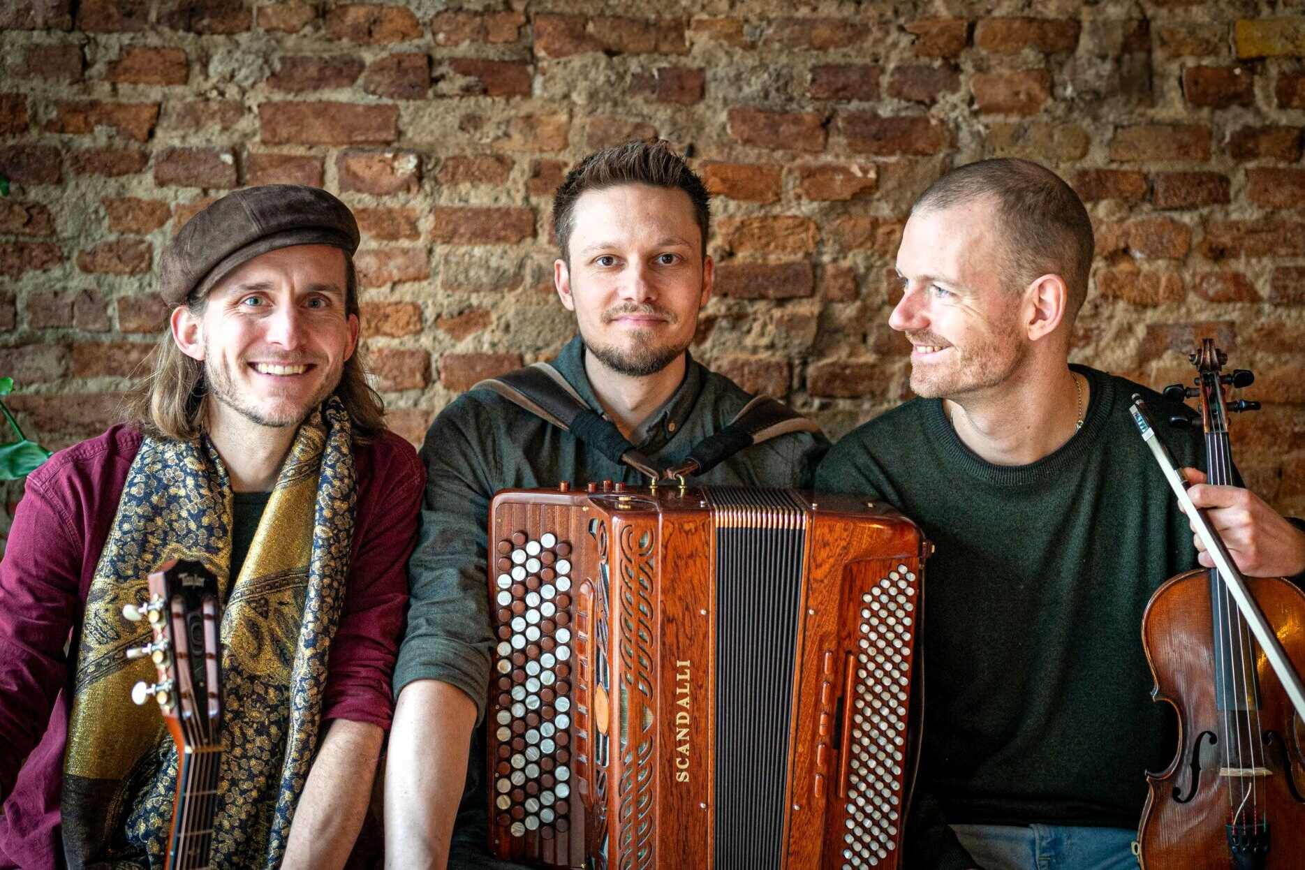 De tre musikere i Fjärin feat. Barslund bringer den nordiske spillemandstradition til live med dragende melodier og smittende sammenspil. Foto: Kristoffer Juel Poulsen.