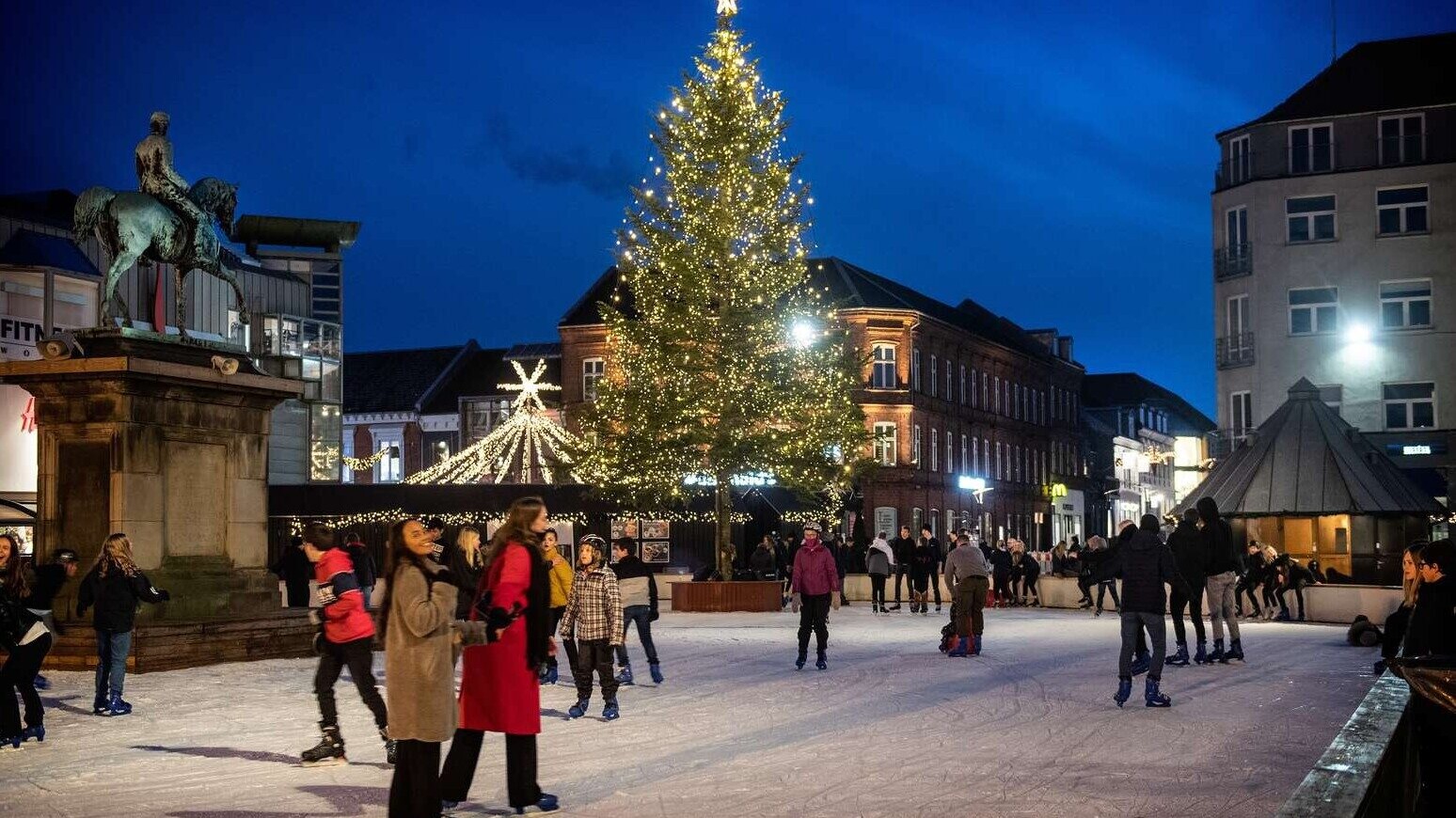 Torvet i Esbjerg med den kunstigt anlagte skøjtebane og juletræ set i aftenbelysning. Arkivfoto: Torben Meyer.