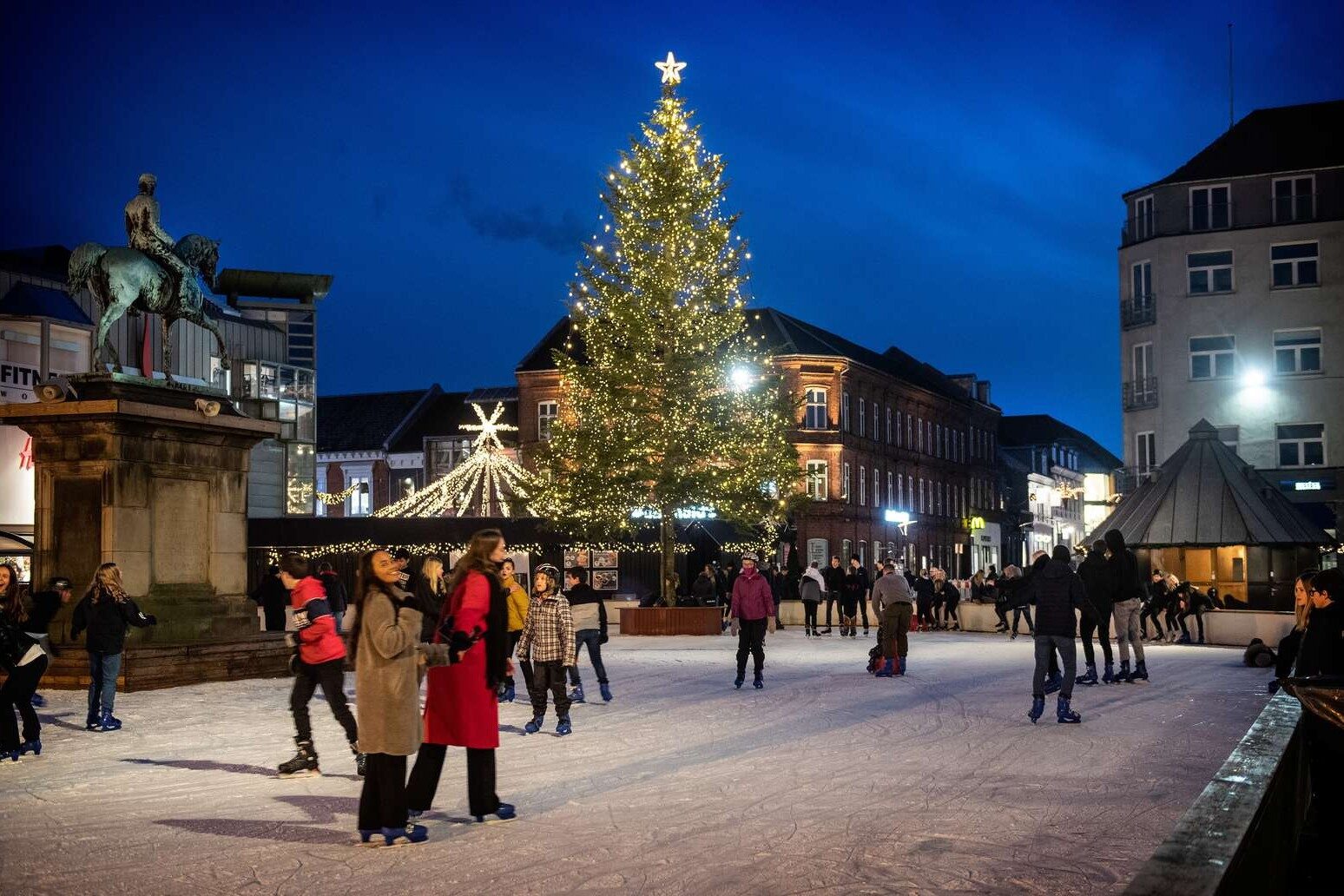 Torvet i Esbjerg med den kunstigt anlagte skøjtebane og juletræ set i aftenbelysning. Arkivfoto: Torben Meyer.