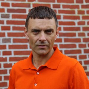 SImon Kvamm foran den karakteristiske murstenskirke i Sædding. Foto: Johnny Tauman.