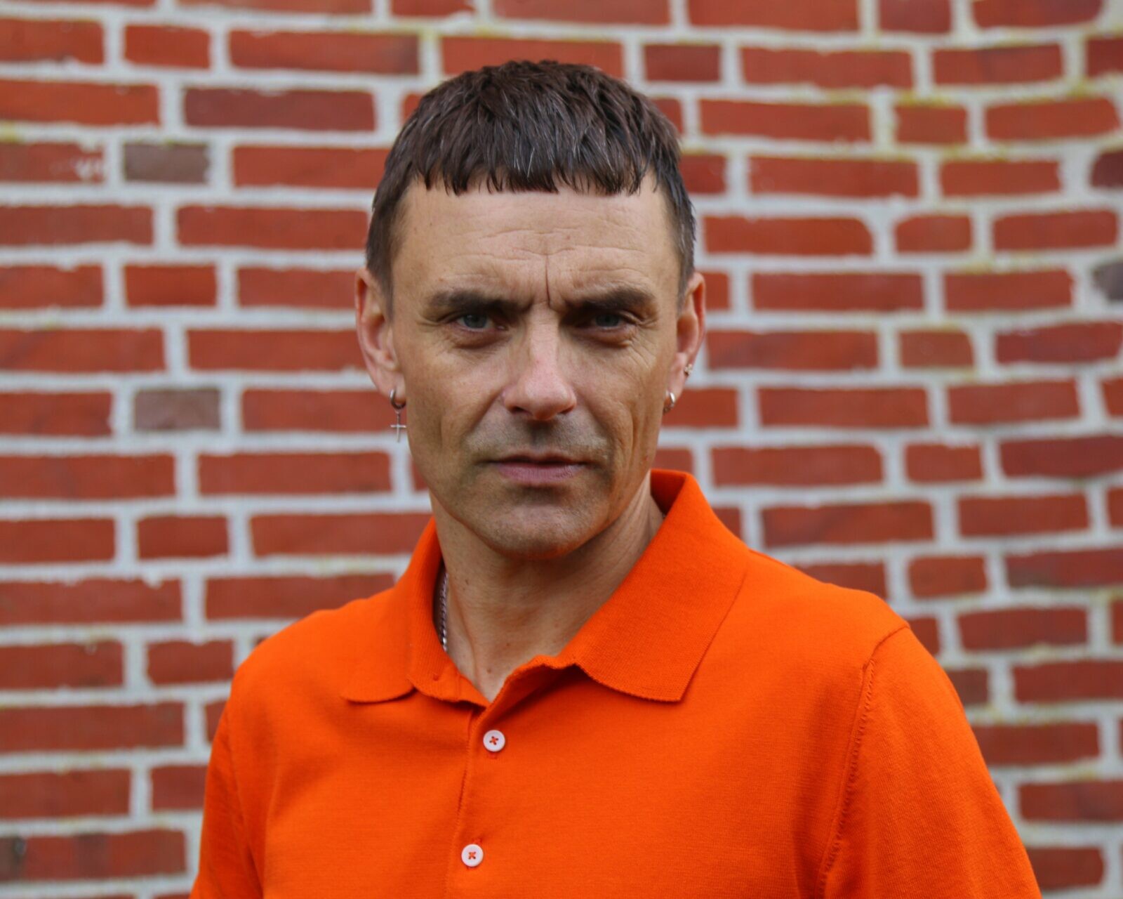 SImon Kvamm foran den karakteristiske murstenskirke i Sædding. Foto: Johnny Tauman.