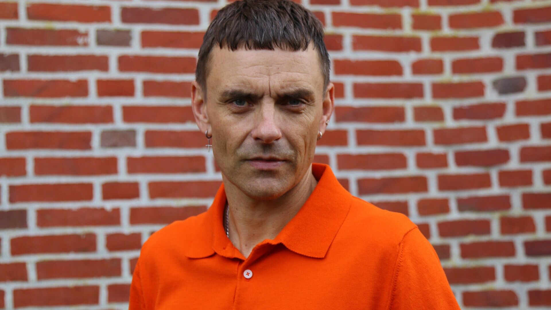 SImon Kvamm foran den karakteristiske murstenskirke i Sædding. Foto: Johnny Tauman.