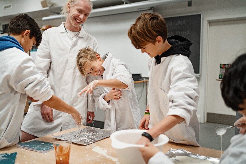 I Videnskabsklubben undersøger børn verden ved hjælp af videnskabelige metoder, forsøg og eksperimenter. Pressefoto.