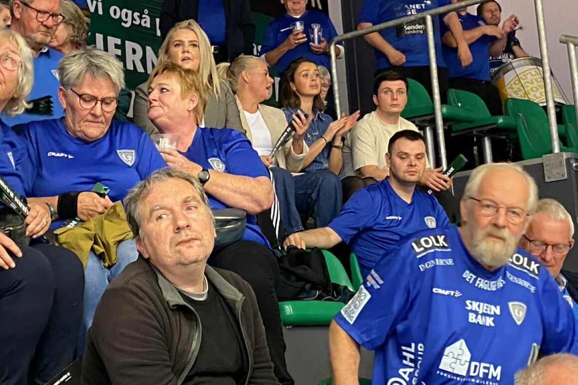 Fanklubben Blue Vikings var afsted med egen bus. Foto: Johnny Tauman.