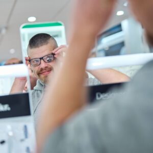 Det er første gang, at Louis Nielsen på landsdækkende plan åbner sine butikker efter lukketid for udsatte danskere, der er tilknyttet Blå Kors Danmark. Foto: Mikkel Berg Pedersen.