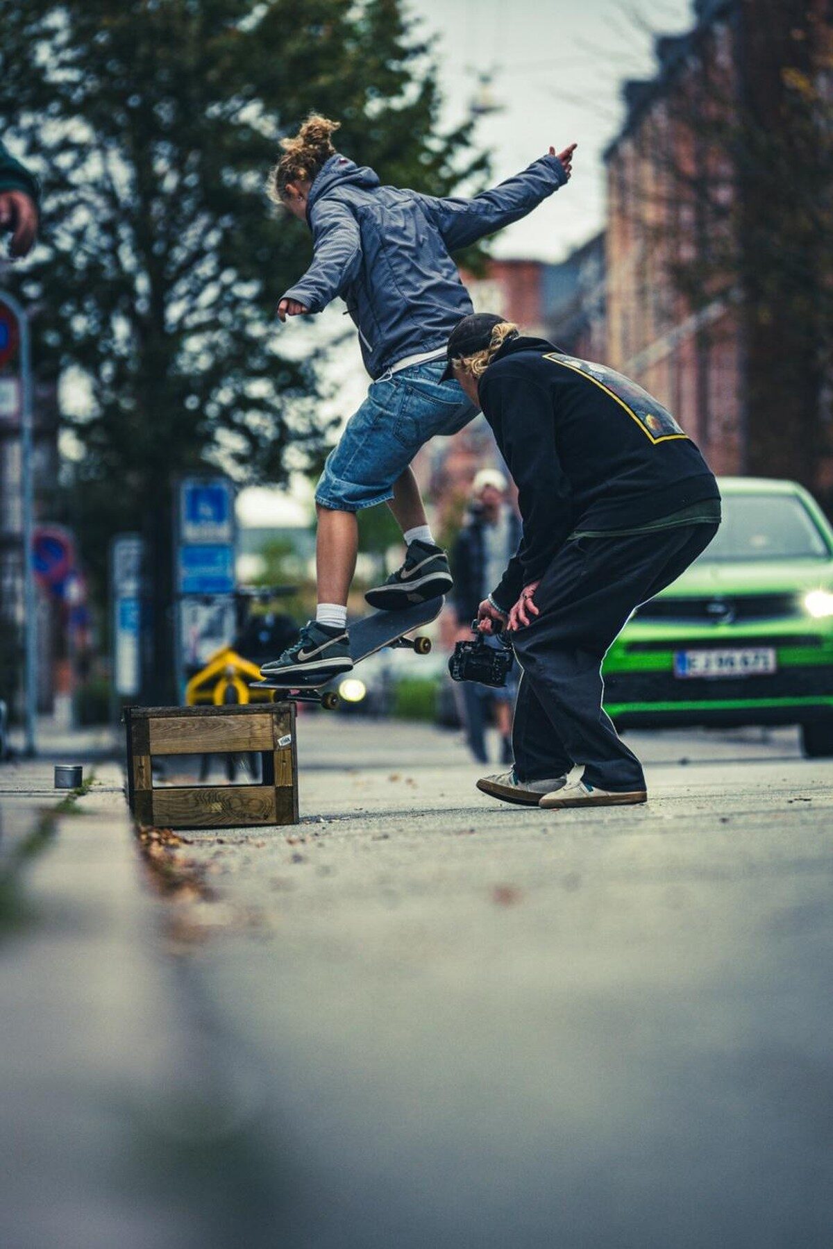 Maria er en skater, der med sin rolige stil kan få svære tricks til at se lette ud. Her udfører hun en grind i Danmarksgade forbindelse med Esbjerg Skateforenings event ”The search for BomBom” lørdag den 27. september 2025. Foto Jmkfoto.