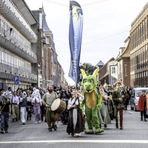 Parade foran Hovedbiblioteket i Nørregade ved Fantasyfestival. Foto: Esbjerg Kommune,