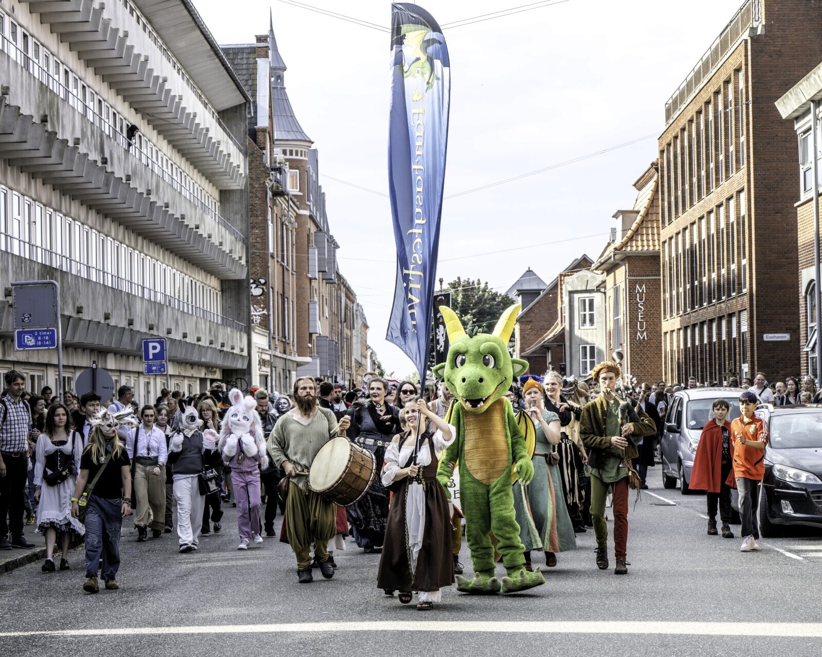 Parade foran Hovedbiblioteket i Nørregade ved Fantasyfestival. Foto: Esbjerg Kommune,