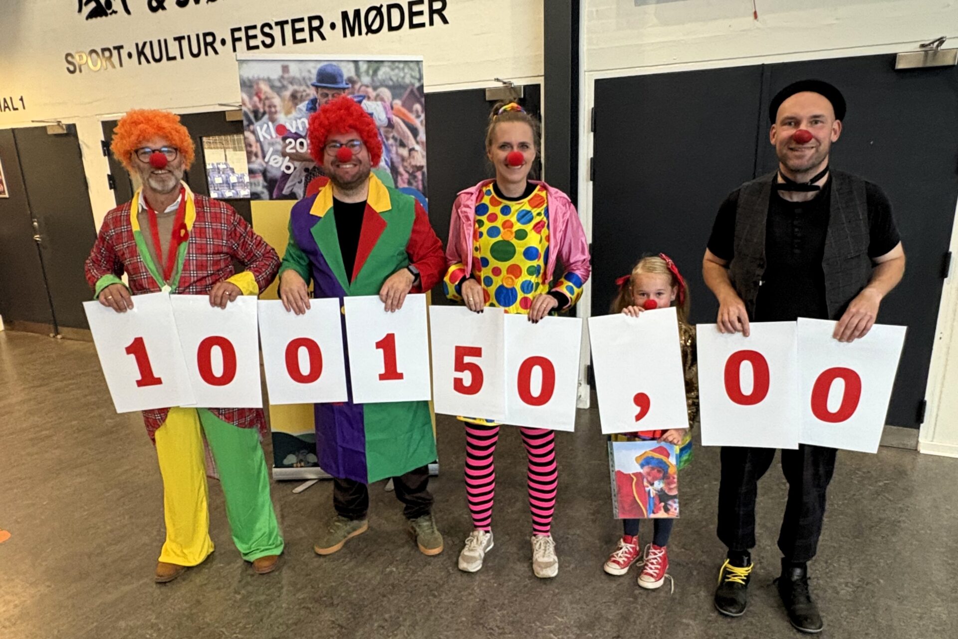 Fra venstre: Claus Pedersen, Mikkel Willerslev, May-Britt Andrea Andersen, Marie Emilie Willerslev (som holder et billede af Danni Callesen, der desværre ikke kunne være til stede) og Hospitalsklovnen Boing, også kendt som Kim Terp Holsteen. Foto: Privatfoto.