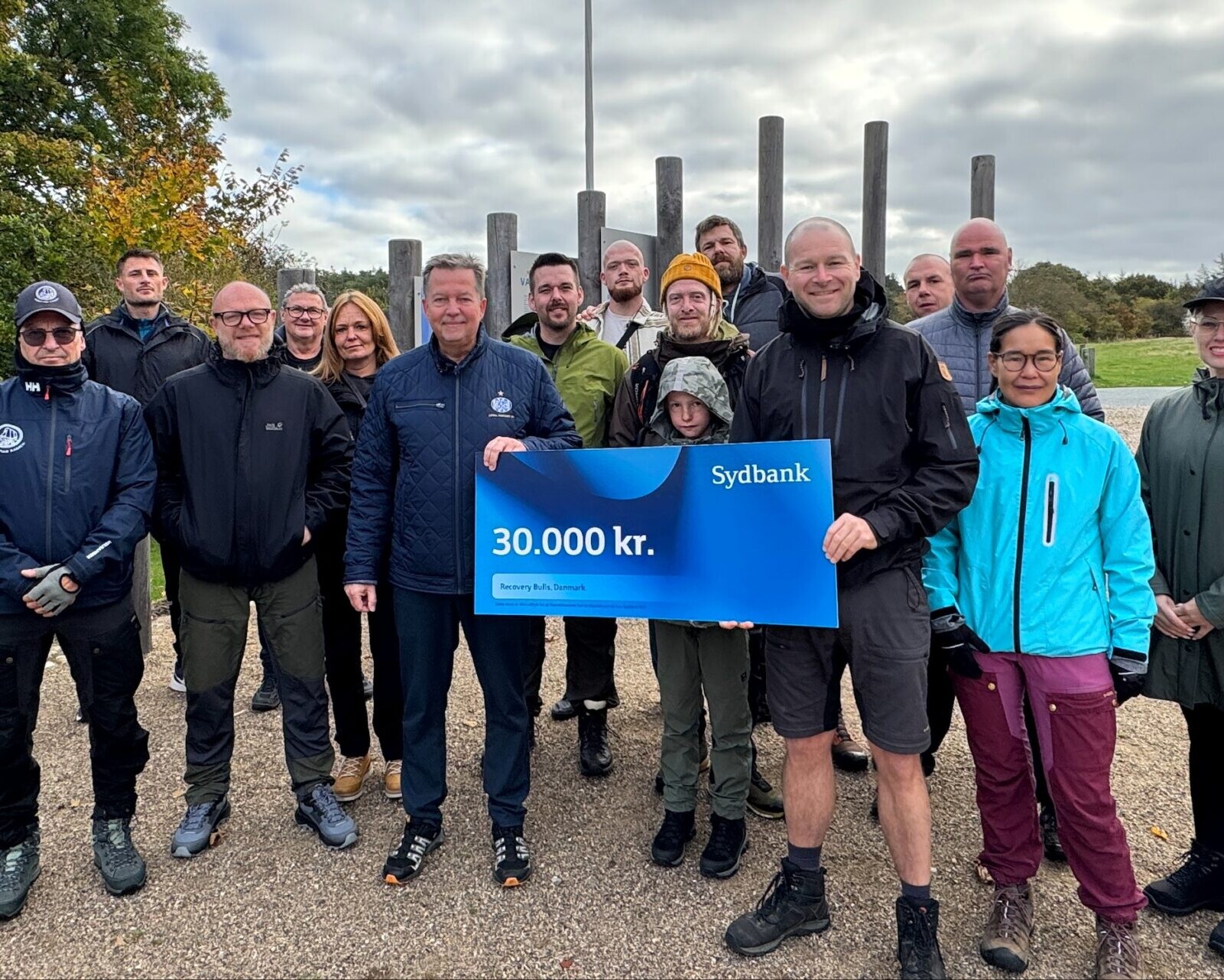 Sydbank overrakte en donation på 30.000 kroner til Recovery Bulls – en støtte, der skal styrke fællesskabet og de lokale aktiviteter i Esbjerg.