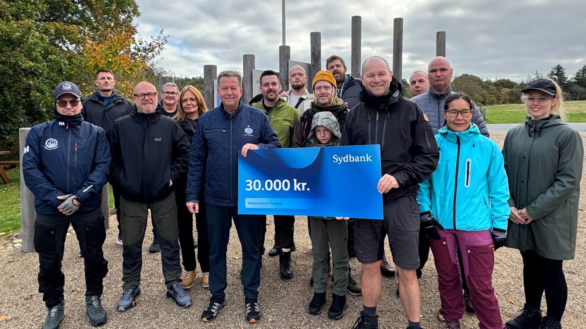 Sydbank overrakte en donation på 30.000 kroner til Recovery Bulls – en støtte, der skal styrke fællesskabet og de lokale aktiviteter i Esbjerg.