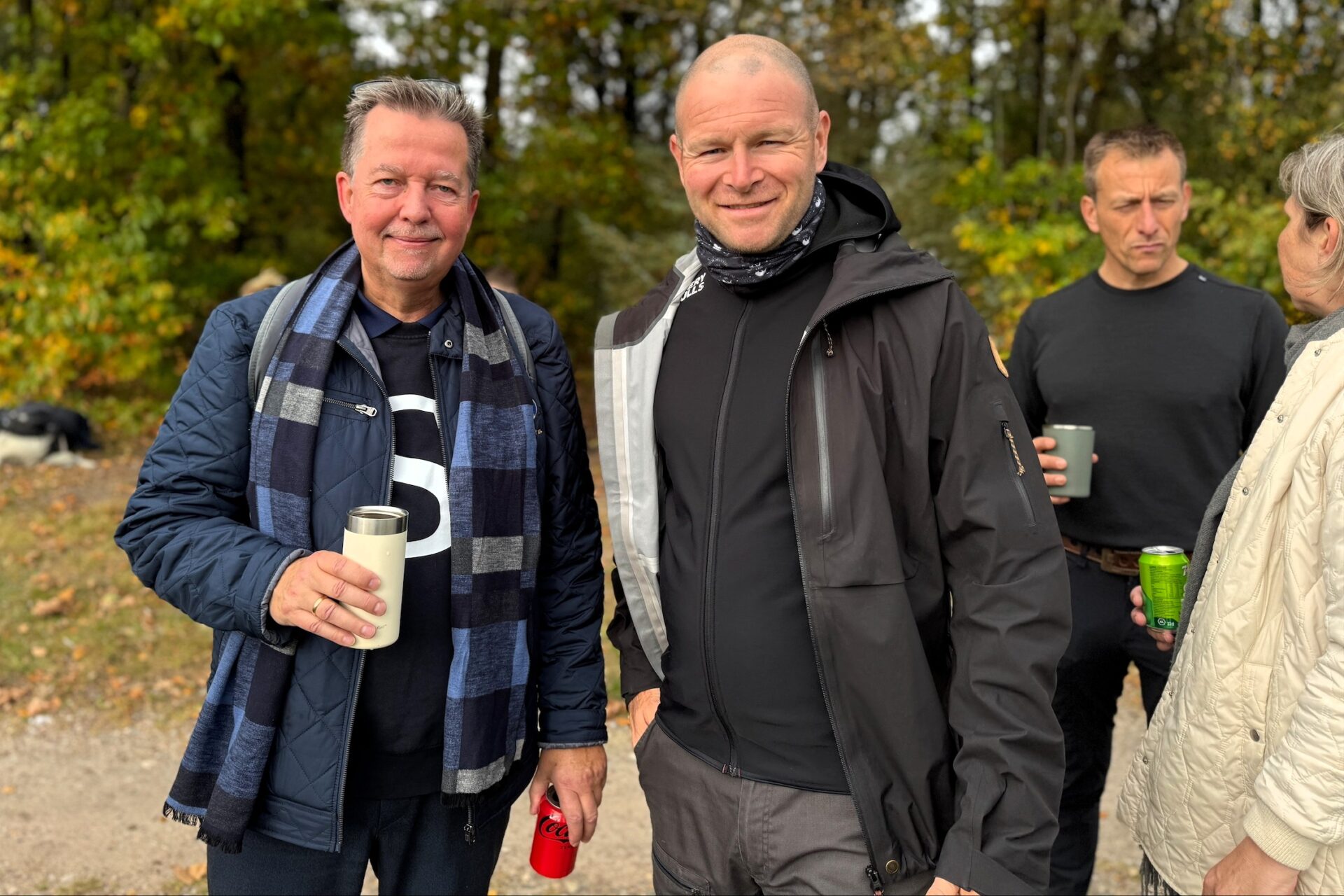 Frank Brandorff fra Sydbank (tv.) sammen med Even Ramsland fra Recovery Bulls efter overrækkelsen af donationen. Privatfoto.