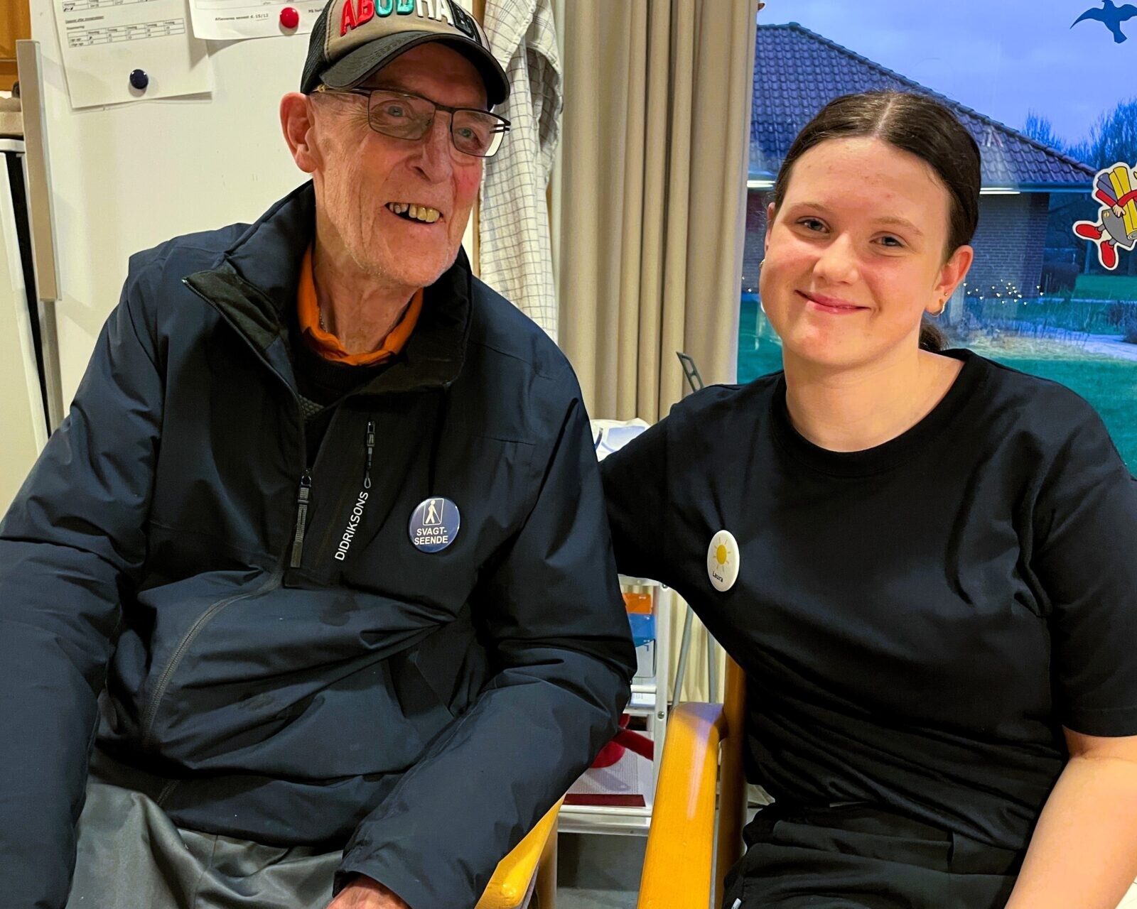 Unge fritidsjobbere skaber livsglæde for beboere på plejehjem og får samtidig øje på nye uddannelsesmuligheder i velfærdsfagene. Foto: Privat.