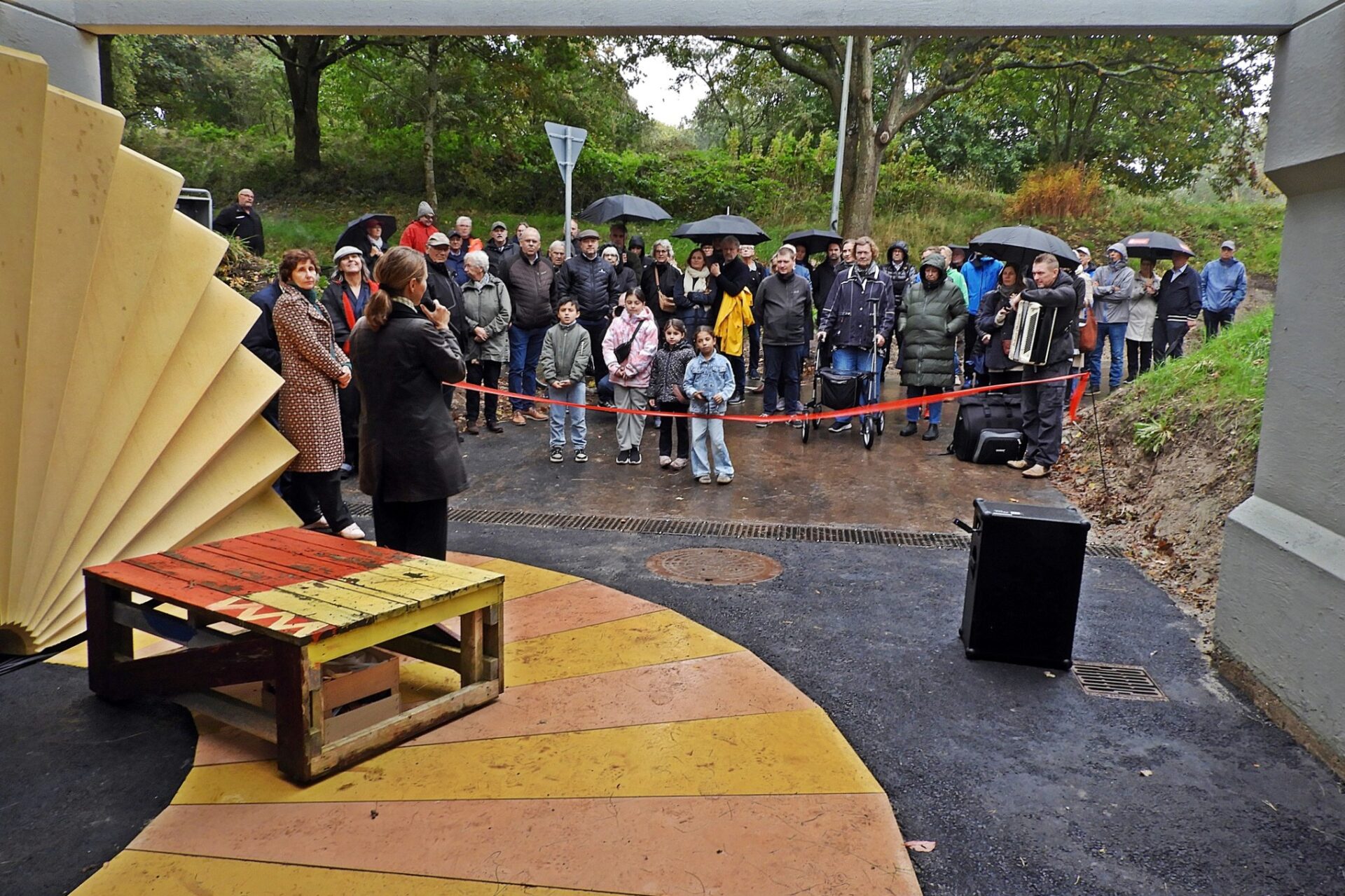 Trods regn og gråvejr mødte mange lokale op for at overvære genåbningen af tunnelen under Degnevej i Esbjerg Ø. Foto: Per Benny Paulsen.