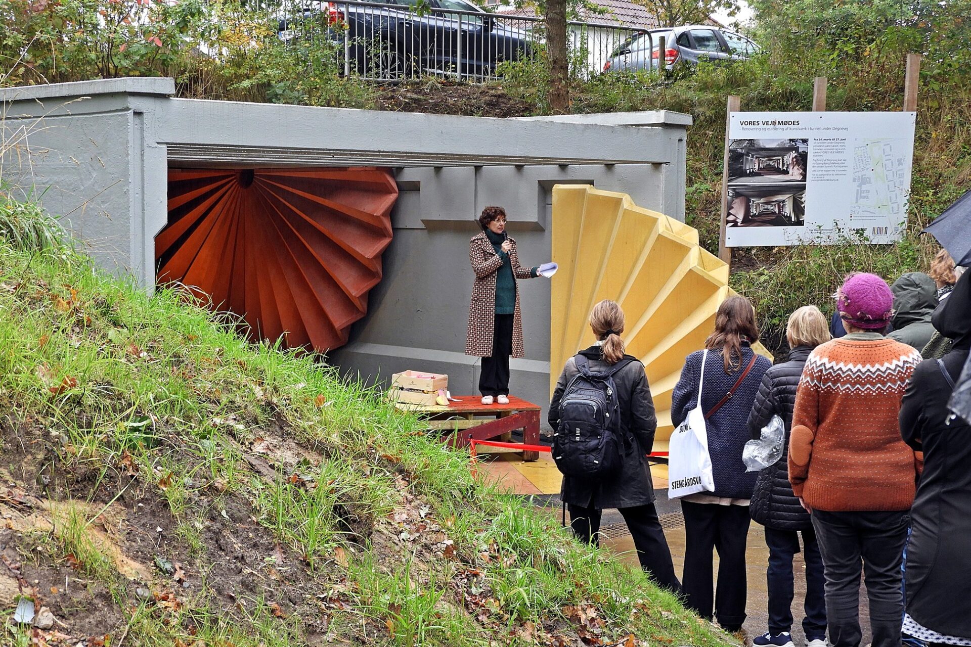 Kunstværket “Vores Veje Mødes” leger med lys, farver og form og skaber liv i tunnelen under Degnevej. Foto: Per Benny Paulsen.