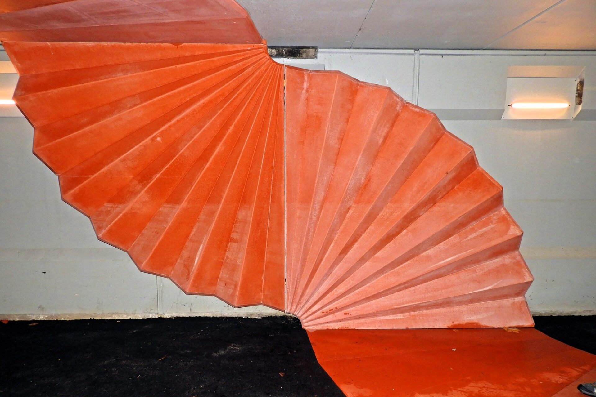 De foldede former i beton leder tankerne hen på musetrapper og origami – et centralt tema i Eva Steen Christensens værk. Foto: Per Benny Paulsen.