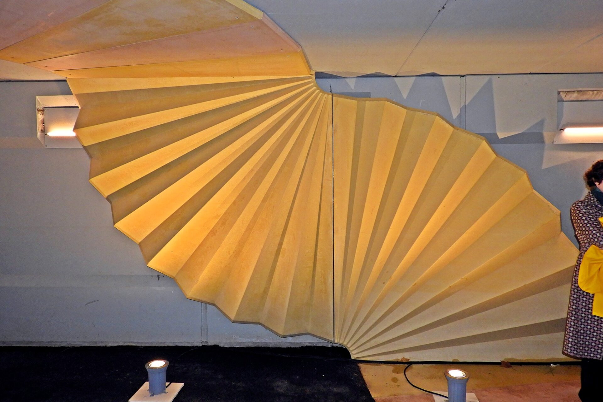 Kunstværket “Vores Veje Mødes” leger med lys, farver og form og skaber liv i tunnelen under Degnevej. Foto: Per Benny Paulsen.