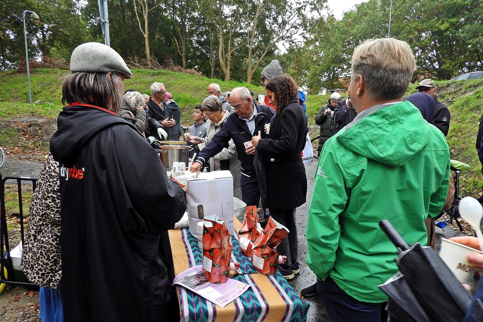 Der blev serveret linsesuppe og varme drikke fra “Vores Spiselige Kvarter” efter indvielsen. Foto: Per Benny Paulsen.