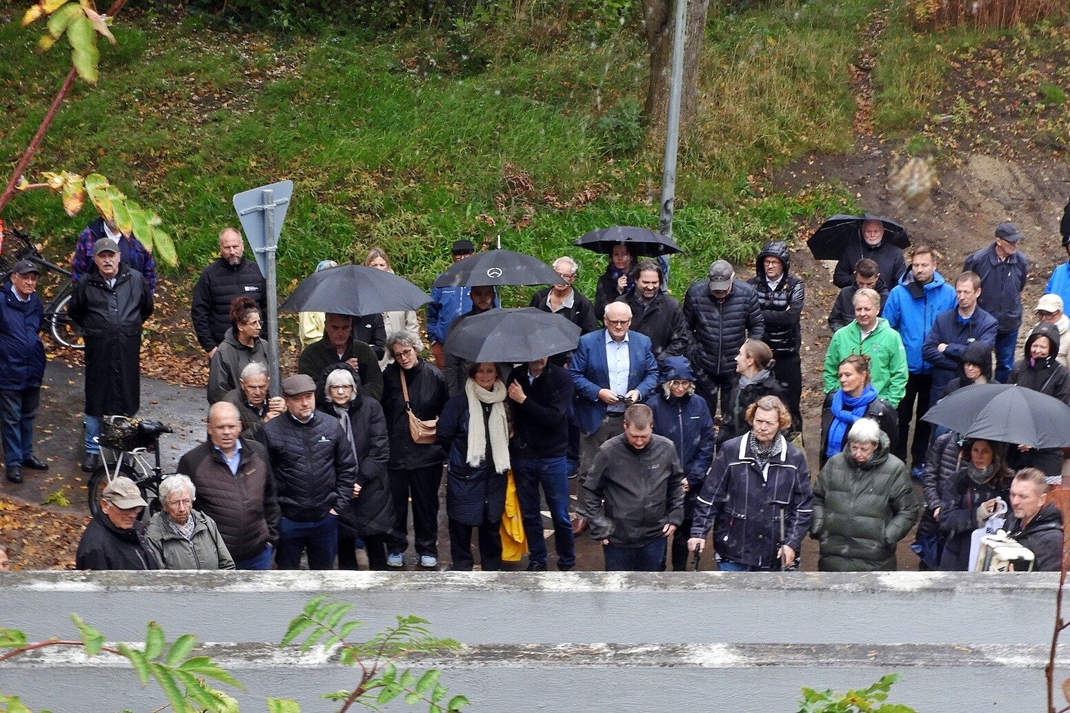 Trods regn og gråvejr mødte mange lokale op for at overvære genåbningen af tunnelen under Degnevej i Esbjerg Ø. Foto: Per Benny Paulsen.