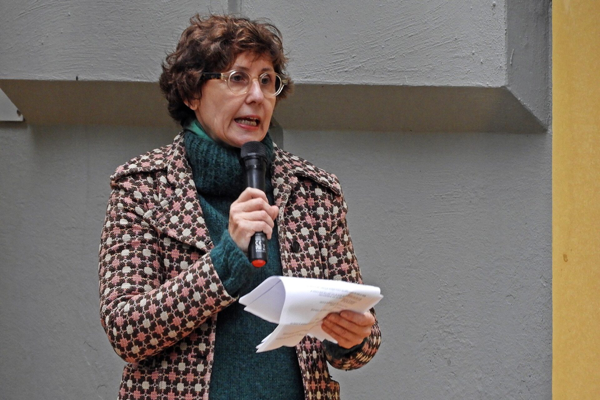 Billedkunstner Eva Steen Christensen fortalte om tankerne bag værket “Vores Veje Mødes” ved den officielle indvielse. Foto: Per Benny Paulsen.