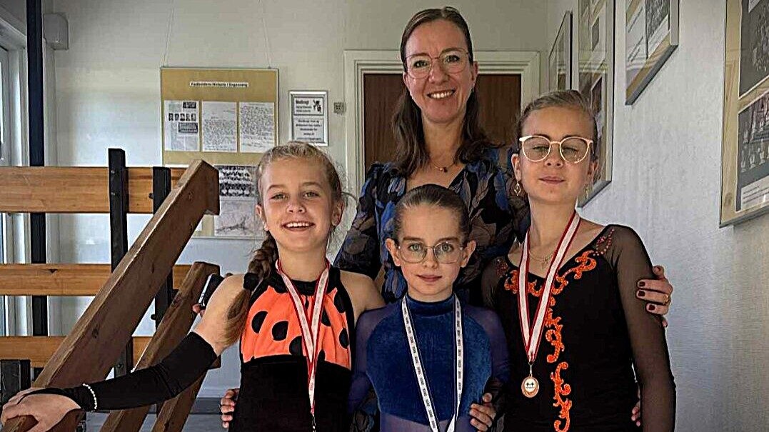 Sofia Surovtseva og Lia Markoc Nielsen på 10 år samt storesøsten Liv Markoc Nielsen, 11 år. Mila Ponomarenko bagerst. Privatfoto.