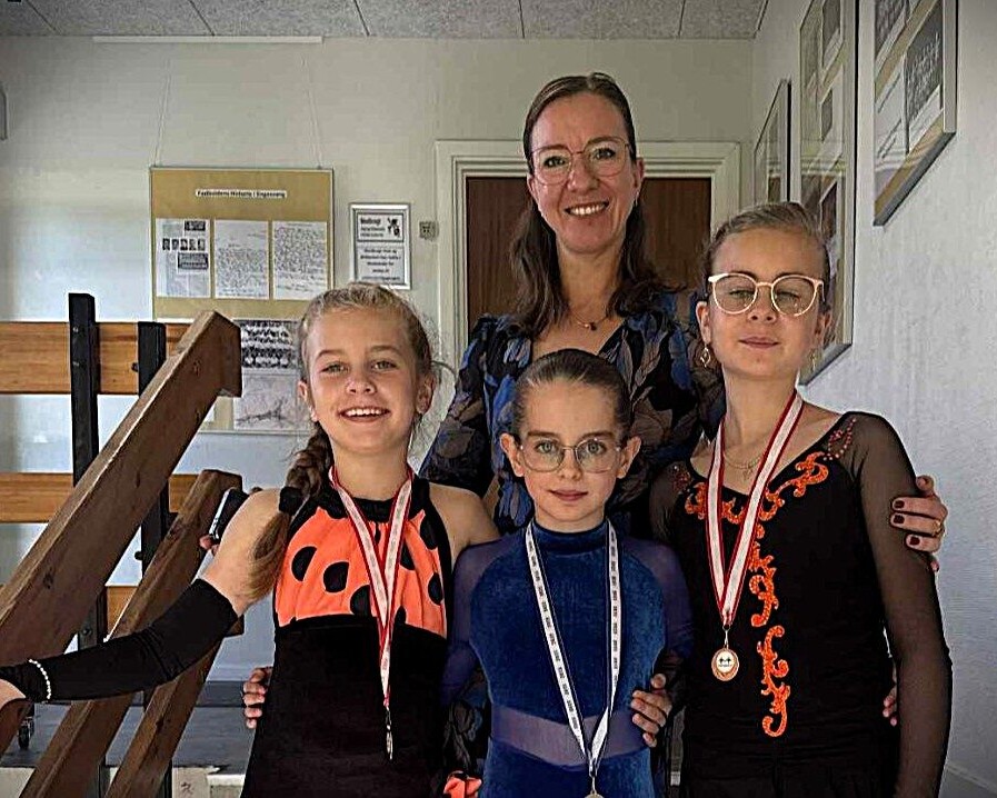 Sofia Surovtseva og Lia Markoc Nielsen på 10 år samt storesøsten Liv Markoc Nielsen, 11 år. Mila Ponomarenko bagerst. Privatfoto.