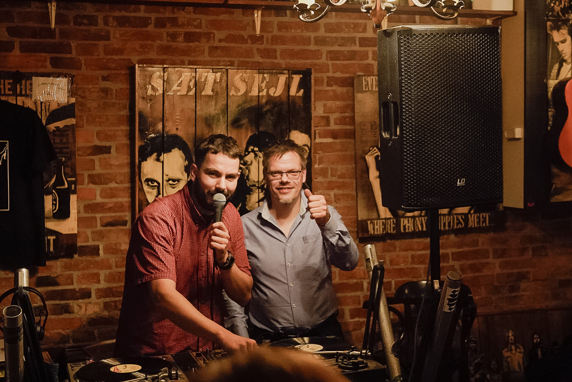 Thumbs up til publikum. Willumsen og Papaskrald spillede den noget usikkert i havn - men ind kom den. Foto: Fjodor Pedersen.