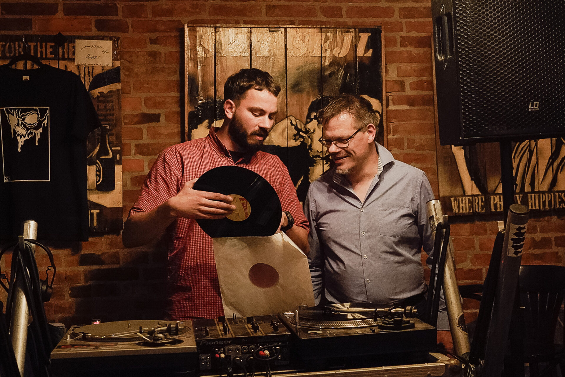 DJ Papaskrald og Jesper Willumsen bag pulten. Foto: Fjodor Pedersen.