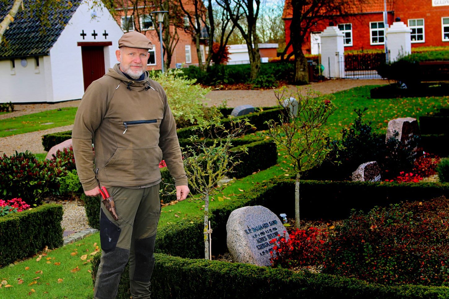 Søren fremviser en del af kirkegården, som er under forandring