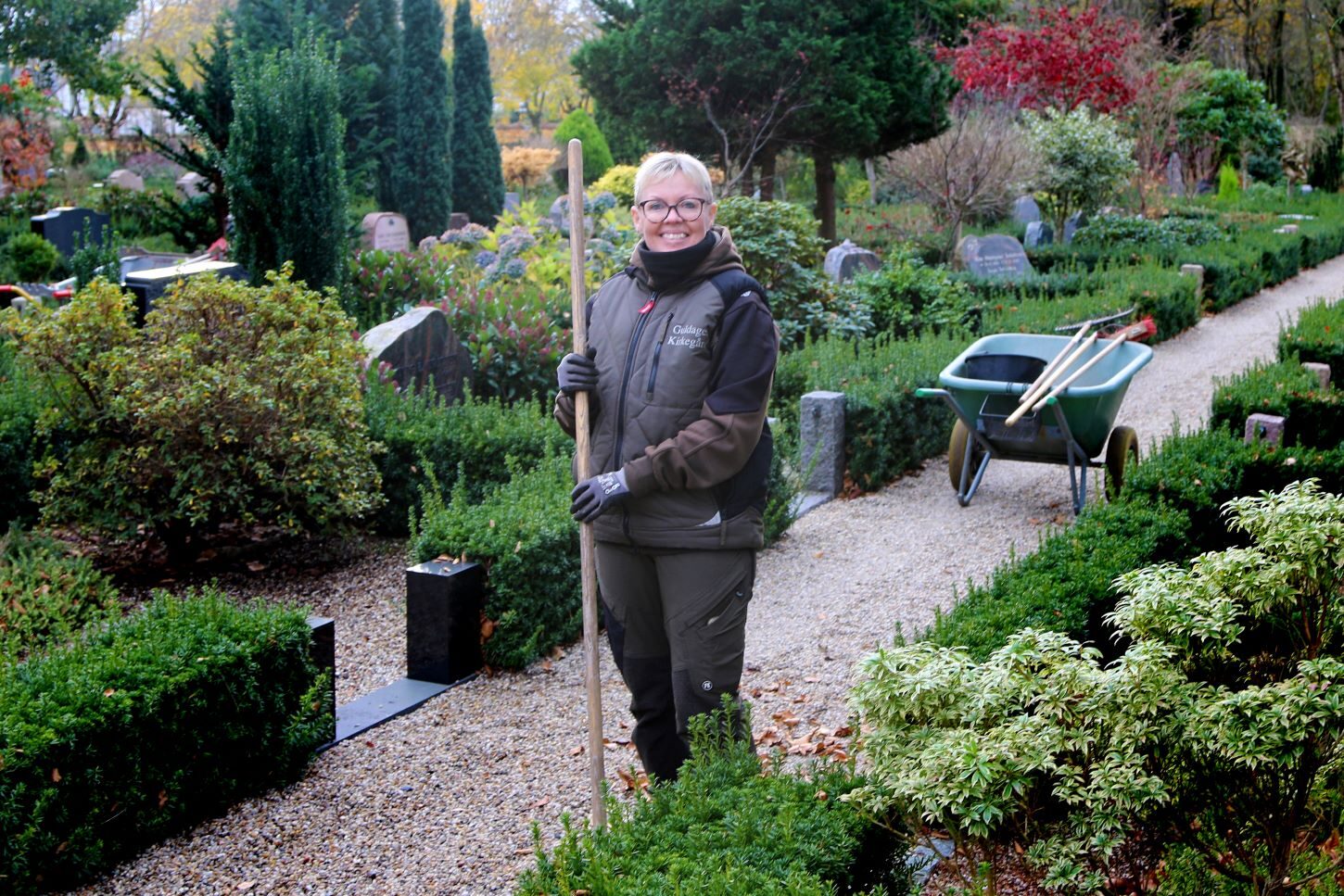 Medhjælper Lone Veileborg Snitgaard bruger fredagene til at rive stier og løfte de æstetiske udtryk
