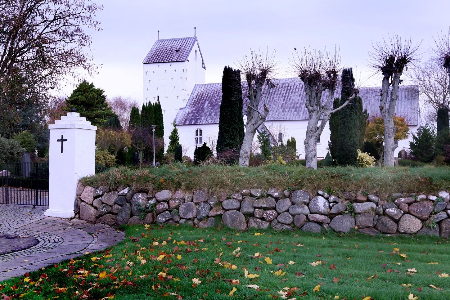 Guldager Kirke og kirkegård er omkranset af et dige