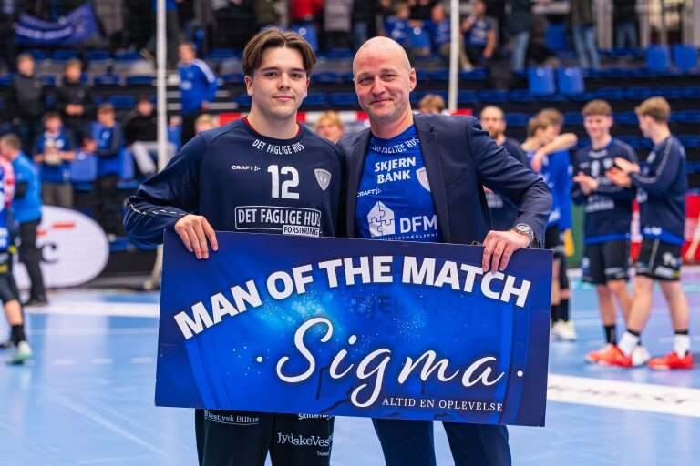 Efter kampen mod HØJ Elite blev Mads Brandt Iversne hædret af formand Rasmus Lynddahl for en MEGA flot indsat i målet    Foto:  Marc M. Andersen