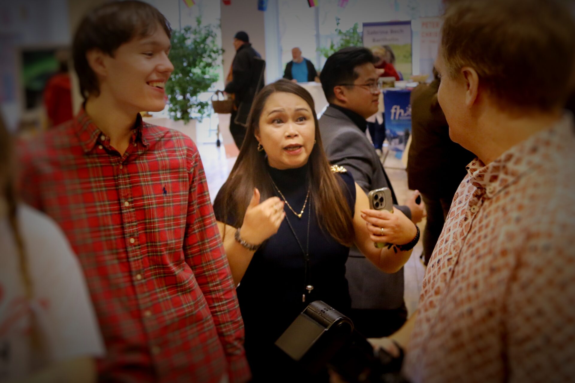 Anne Chuah travlt optaget af at tjekke aftaler. Foto: Johnny Tauman.