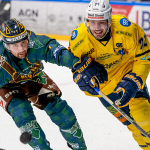 Esbjerg Energys Phillip Schultz (th) fra en kamp tidligere på sæsonen. Foto: Danmarks Ishockey Union.