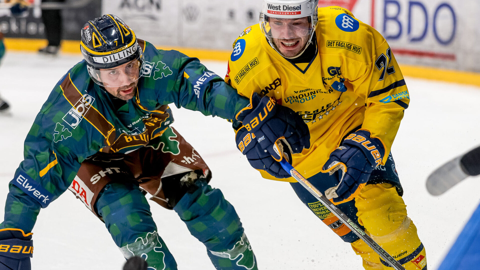 Esbjerg Energys Phillip Schultz (th) fra en kamp tidligere på sæsonen. Foto: Danmarks Ishockey Union.