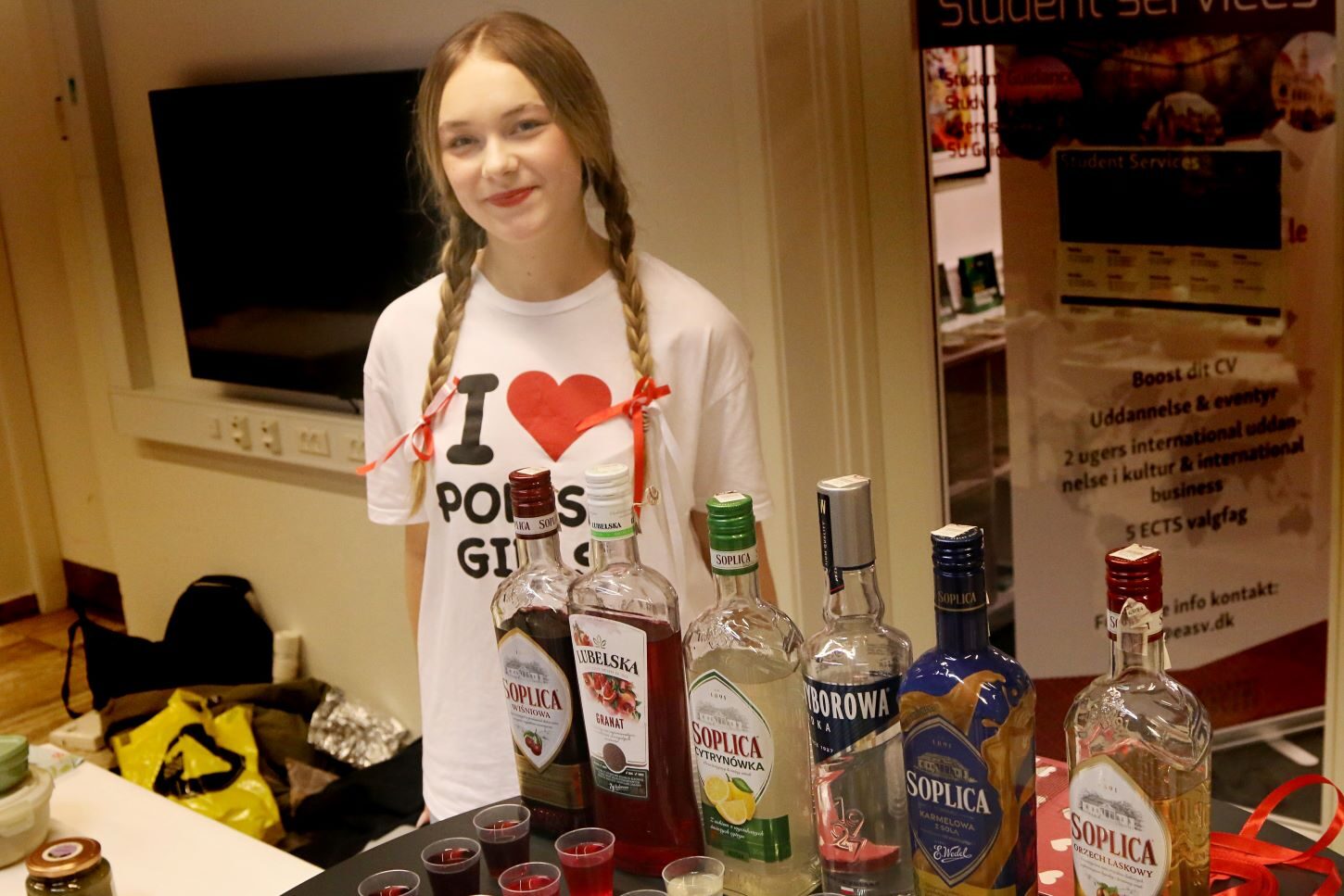 20-årige Lemoni med seks forskellige smagsprøver. Foto: Johnny Tauman.