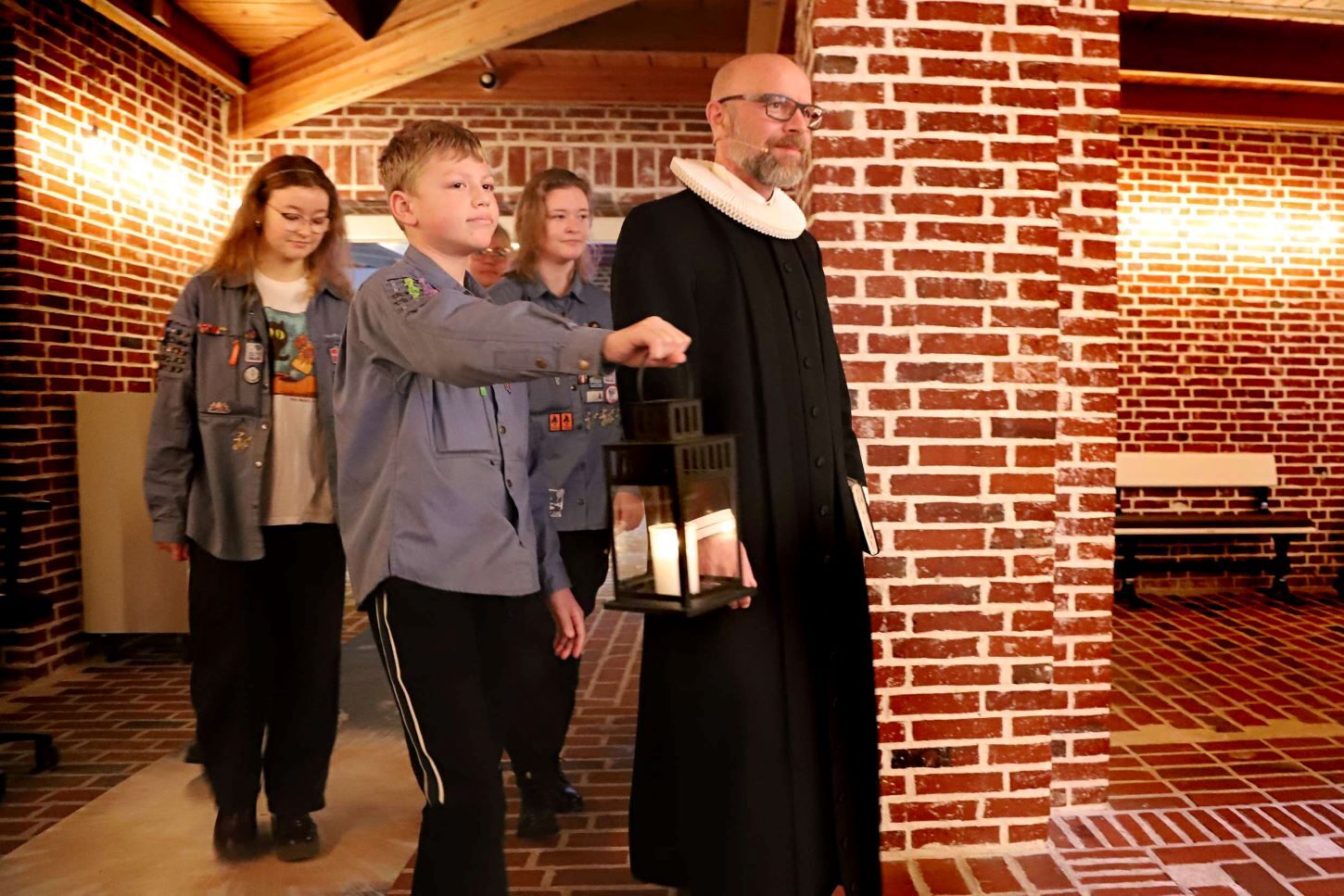 Liam Carl i procession med sognepræsten og FDF'ere. Foto: Johnny Tauman.