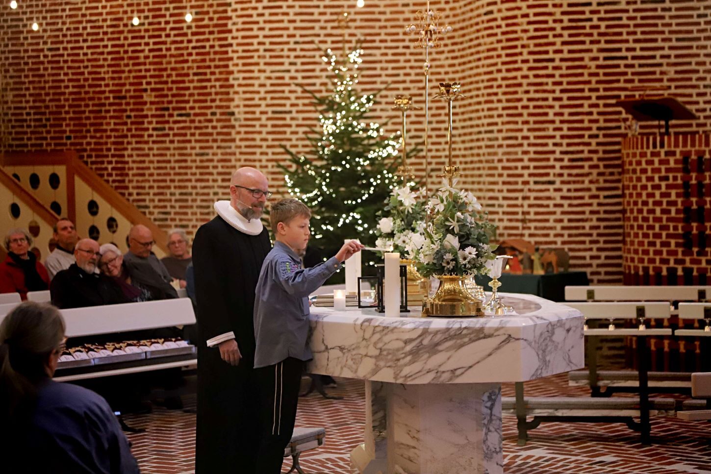 Liam Carl tændte alterlysene med Fredsflammen